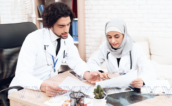 فريق الرعاية الصحيّة في مستشفيات الإمارات